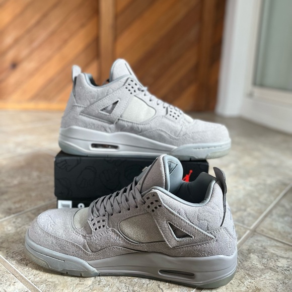 Kaws Jordan 4 retro taille 9 de couleur grise disponible - Picture 2 of 12
